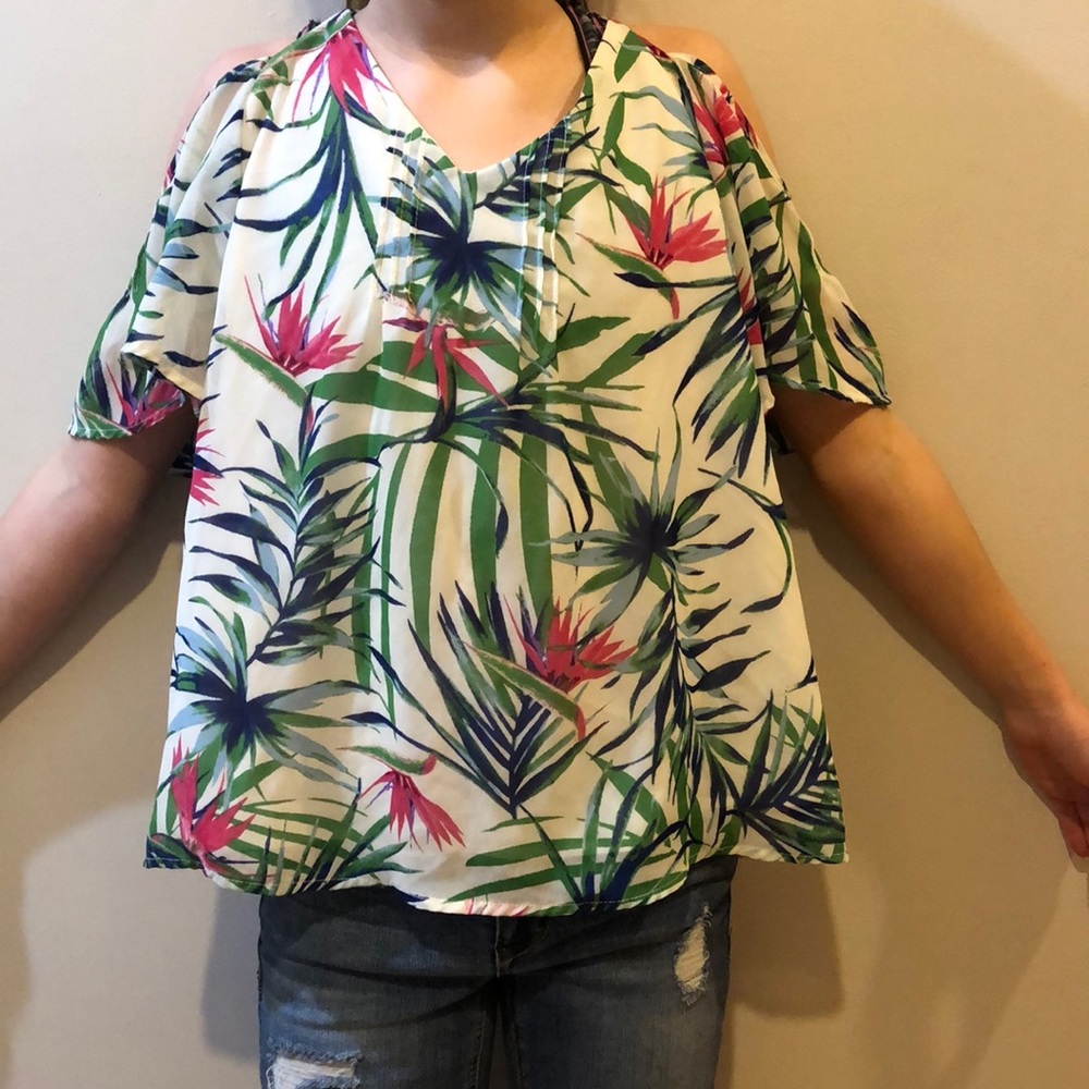 Adelyn Rae cold shoulder floral blouse size medium